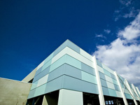 The system used on the Bellarine Leisure Centre project incorporated
AZURE™ facade profiles in a double skin system with ventilation
and drainage between the skins.