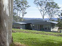 A block of land the Illawarra Escarpment inspired an architect’s design which included panoramic areas of glass as well as LYSAGHT CUSTOM ORB® sheeting