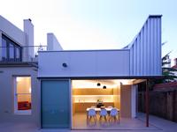 This house extension in Sydney, New South Wales uses roof & wall cladding made from ZINCALUME® steel in profile LYSAGHT LONGLINE 305®. Photograph: Paul Bradshaw