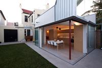 This house extension in Sydney, New South Wales uses roof & wall cladding made from ZINCALUME® steel in profile LYSAGHT LONGLINE 305®. Photograph: Paul Bradshaw