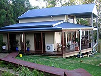 LYSAGHT® Cee Purlins and LYSAGHT CUSTOM ORB® roof cladding are part of the engineered Ranbuild solution which provided a cost effective home in the Gold Coast hinterland for a young couple. 