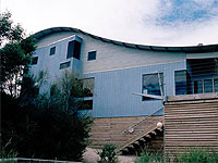 The award-winning Oyster Bay shack on Tasmania's East Coast uses roofing and walling made from COLORBOND® steel