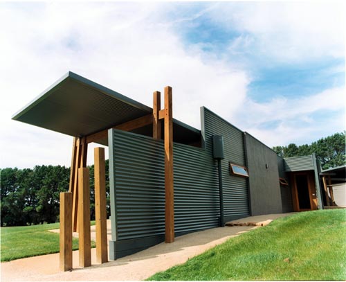This Mornington Peninsula home features roofing made from COLORBOND® steel in the colour Woodland Grey®