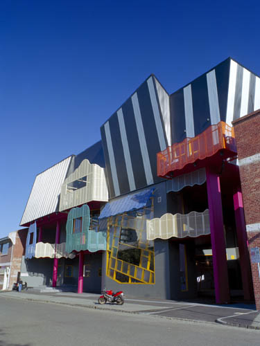 Victorian College of Arts, the School of Drama uses LYSAGHT MINI ORB®, LYSAGHT KLIP-LOK 406®, and LYSAGHT TRIMDEK® made from COLORBOND® steel in colours, Night Sky®, Paperbark® and Deep Ocean®, as well as COLORBOND® Metallic steel in colours Conservatory® and Skybridge®.