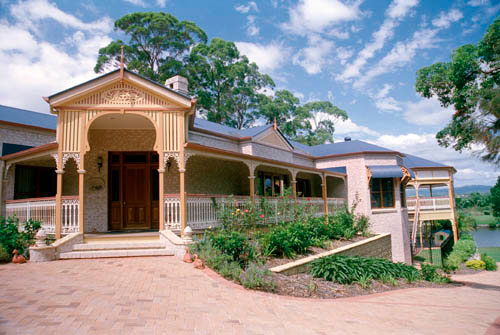 This colonial Queensland home features roofing made from COLORBOND® steel in the colour Deep Ocean®