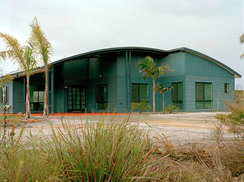 Innovative home in Albany, Western Australia features a curving roof clad in COLORBOND® steel in the colour Windspray®.