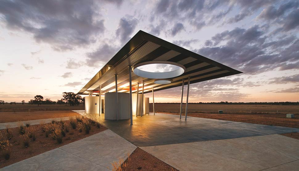 Calder Woodburn Rest Area (CWRA) located on approach to Shepparton from Melbourne on the Goulburn Valley Highway, uses roofing and celing cladding made from COLORBOND® steel in the colours Nightsky® and Surfmist®